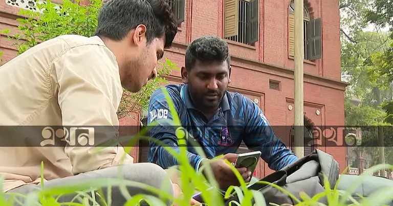 ফোন হাতে গ্রাহক